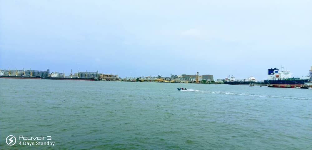 Speed boat cruising