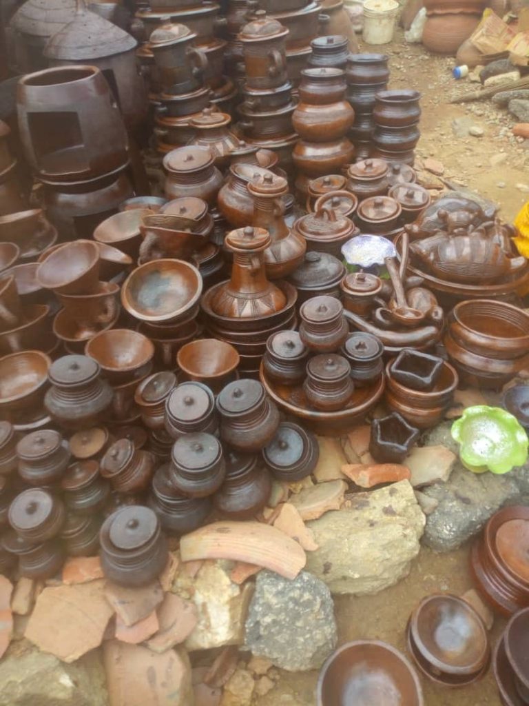 Pottery works in Giri-Shinka